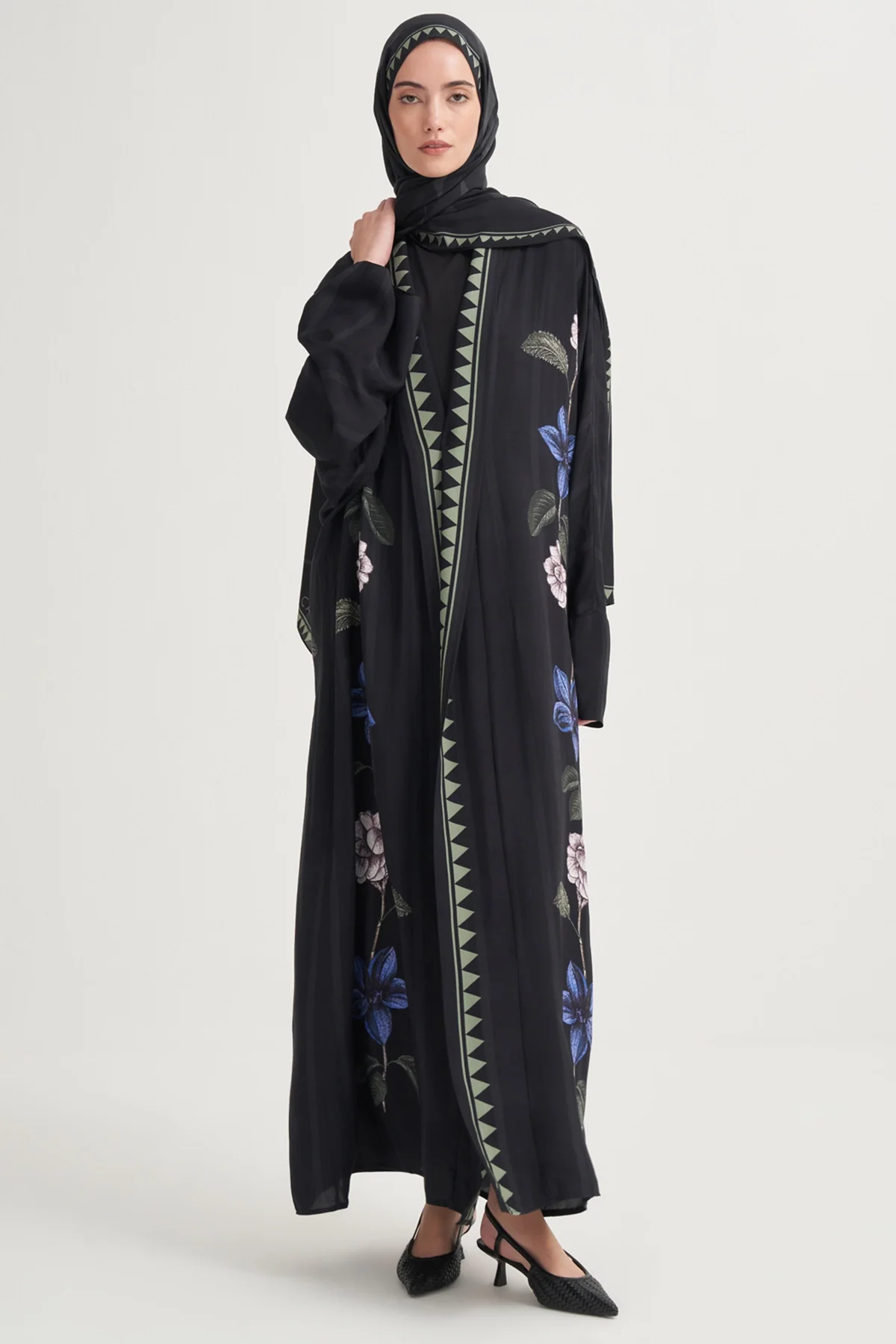 tulin-moda-blossia-premium-floss-abaya-black-1 Blossia premium floss abaya in black, an open-front viscose modest abaya by Tülin Moda