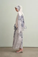 Navy floss abaya in cream with a loose, modern cut for everyday wear